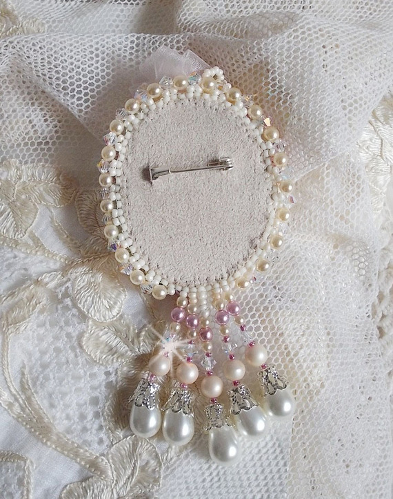 Broche Fleur d'Et&eacute; Haute-Couture brod&eacute;e avec des Cristaux de Swarovski, une estampe filigran&eacute;e, un ruban et une broche &agrave; l'arri&egrave;re en argent 925/1000