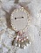 Broche Fleur d'Et&eacute; Haute-Couture brod&eacute;e avec des Cristaux de Swarovski, une estampe filigran&eacute;e, un ruban et une broche &agrave; l'arri&egrave;re en argent 925/1000
