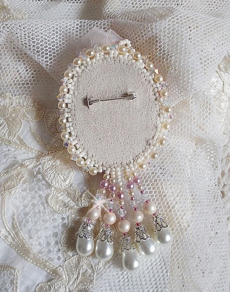 Broche Fleur d'Et&eacute; Haute-Couture brod&eacute;e avec des Cristaux de Swarovski, une estampe filigran&eacute;e, un ruban et une broche &agrave; l'arri&egrave;re en argent 925/1000
