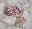 Broche Fleur d'Et&eacute; Haute-Couture brod&eacute;e avec des Cristaux de Swarovski, une estampe filigran&eacute;e, un ruban et une broche &agrave; l'arri&egrave;re en argent 925/1000
