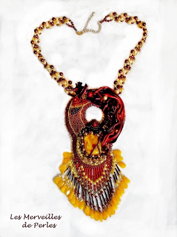 Plastron Aura, un d&eacute;grad&eacute; de couleur qui est repr&eacute;sent&eacute; par un Shibori en soie et une belle pierre fine "l'ambre"