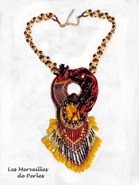 Plastron Aura, un d&eacute;grad&eacute; de couleur qui est repr&eacute;sent&eacute; par un Shibori en soie et une belle pierre fine "l'ambre"