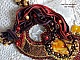Plastron Aura, un d&eacute;grad&eacute; de couleur qui est repr&eacute;sent&eacute; par un Shibori en soie et une belle pierre fine "l'ambre"