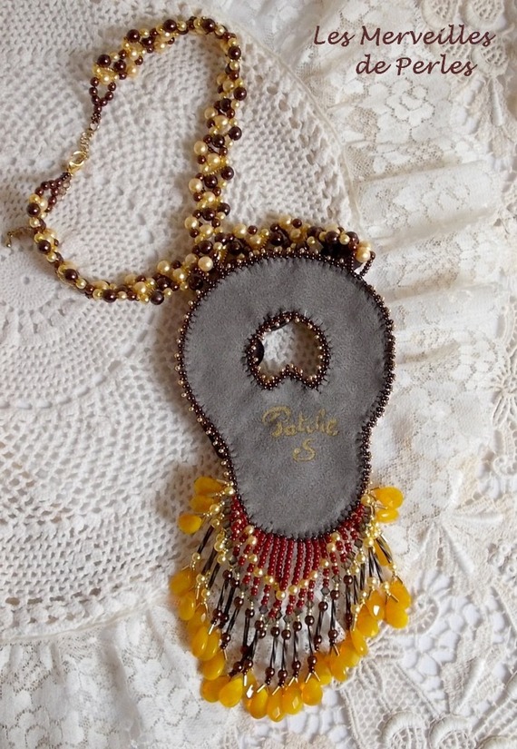 Plastron Aura, un d&eacute;grad&eacute; de couleur qui est repr&eacute;sent&eacute; par un Shibori en soie et une belle pierre fine "l'ambre"