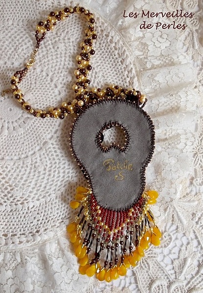 Plastron Aura, un d&eacute;grad&eacute; de couleur qui est repr&eacute;sent&eacute; par un Shibori en soie et une belle pierre fine "l'ambre"
