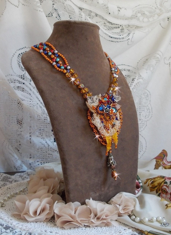 Collier Chic Boho Ethnique Les R&ecirc;ves d'Acapulco, brod&eacute; avec des Cristaux de Swarovski et cuir.