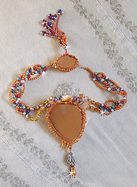 Collier Chic Boho Ethnique Les R&ecirc;ves d'Acapulco, brod&eacute; avec des Cristaux de Swarovski et cuir.