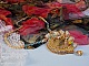 Pendentif Sunflower Gold brod&eacute; avec une opale jaune de Madagascar, cristaux, rocailles plaqu&eacute;es or 24 carats, perles satin&eacute;es, cha&icirc;nette et fermoir Gold Filled 14 carats pour une tenue Haute-Couture
