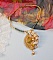 Pendentif Sunflower Gold brod&eacute; avec une opale jaune de Madagascar, cristaux, rocailles plaqu&eacute;es or 24 carats, perles satin&eacute;es, cha&icirc;nette et fermoir Gold Filled 14 carats pour une tenue Haute-Couture