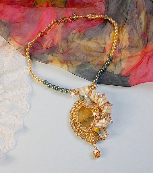 Pendentif Sunflower Gold brod&eacute; avec une opale jaune de Madagascar, cristaux, rocailles plaqu&eacute;es or 24 carats, perles satin&eacute;es, cha&icirc;nette et fermoir Gold Filled 14 carats pour une tenue Haute-Couture