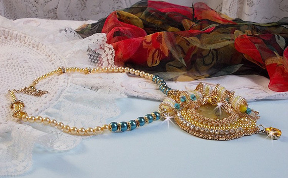 Pendentif Sunflower Gold brod&eacute; avec une opale jaune de Madagascar, cristaux, rocailles plaqu&eacute;es or 24 carats, perles satin&eacute;es, cha&icirc;nette et fermoir Gold Filled 14 carats pour une tenue Haute-Couture