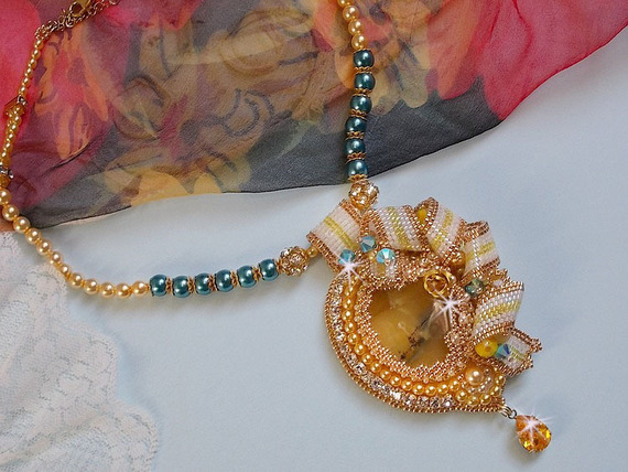 Pendentif Sunflower Gold brod&eacute; avec une opale jaune de Madagascar, cristaux, rocailles plaqu&eacute;es or 24 carats, perles satin&eacute;es, cha&icirc;nette et fermoir Gold Filled 14 carats pour une tenue Haute-Couture
