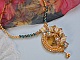 Pendentif Sunflower Gold brod&eacute; avec une opale jaune de Madagascar, cristaux, rocailles plaqu&eacute;es or 24 carats, perles satin&eacute;es, cha&icirc;nette et fermoir Gold Filled 14 carats pour une tenue Haute-Couture