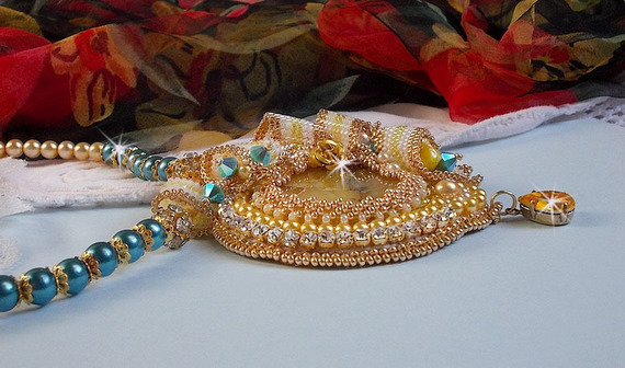 Pendentif Sunflower Gold brod&eacute; avec une opale jaune de Madagascar, cristaux, rocailles plaqu&eacute;es or 24 carats, perles satin&eacute;es, cha&icirc;nette et fermoir Gold Filled 14 carats pour une tenue Haute-Couture