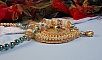 Pendentif Sunflower Gold brod&eacute; avec une opale jaune de Madagascar, cristaux, rocailles plaqu&eacute;es or 24 carats, perles satin&eacute;es, cha&icirc;nette et fermoir Gold Filled 14 carats pour une tenue Haute-Couture