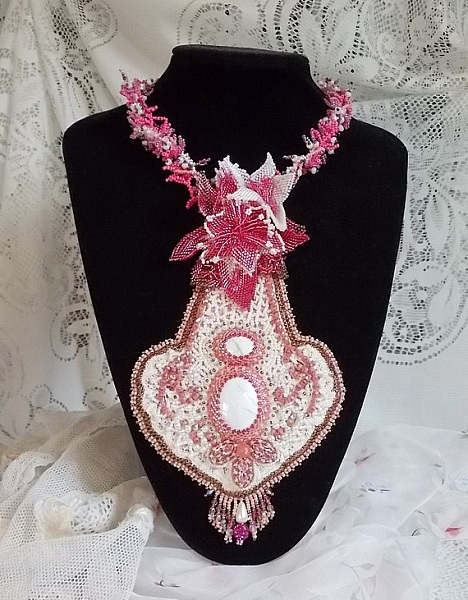 Plastron Lys Rose brod&eacute; avec une pierre de gemme l'Howlite blanc, rocailles, dentelle et perles diverses fa&ccedil;on Haute-Couture