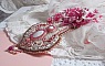 Plastron Lys Rose brod&eacute; avec une pierre de gemme l'Howlite blanc, rocailles, dentelle et perles diverses fa&ccedil;on Haute-Couture