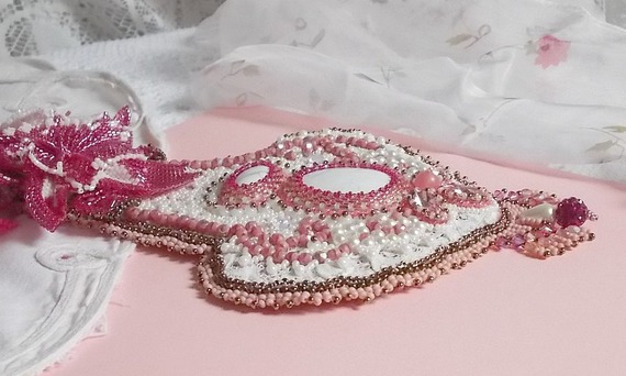 Plastron Lys Rose brod&eacute; avec une pierre de gemme l'Howlite blanc, rocailles, dentelle et perles diverses fa&ccedil;on Haute-Couture