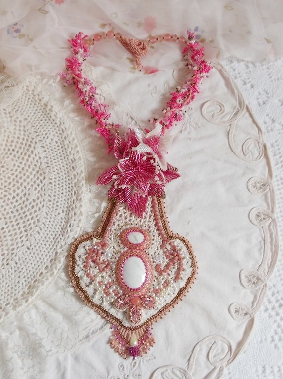 Plastron Lys Rose brod&eacute; avec une pierre de gemme l'Howlite blanc, rocailles, dentelle et perles diverses fa&ccedil;on Haute-Couture