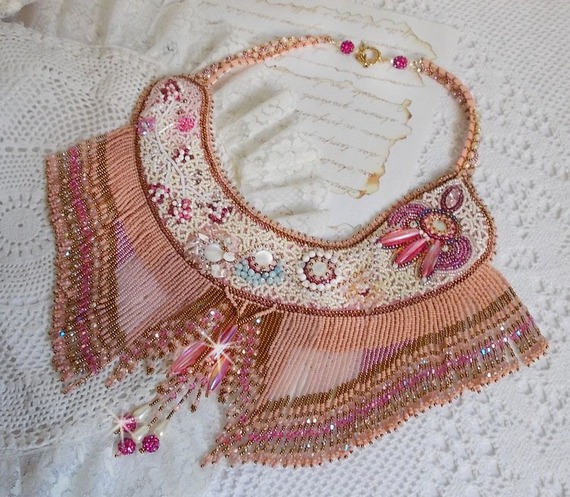Plastron Rose Eternelle brod&eacute; avec des pierres semi-pr&eacute;cieuse et pleins de perles diverses de qualit&eacute;