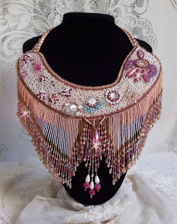 Plastron Rose Eternelle brod&eacute; avec des pierres semi-pr&eacute;cieuse et pleins de perles diverses de qualit&eacute;