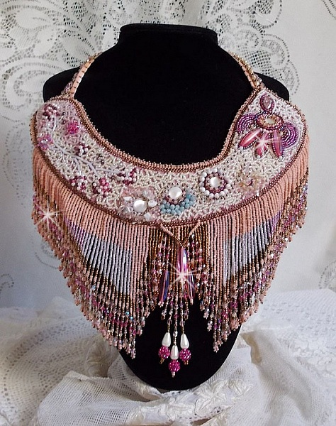 Plastron Rose Eternelle brod&eacute; avec des pierres semi-pr&eacute;cieuse et pleins de perles diverses de qualit&eacute;