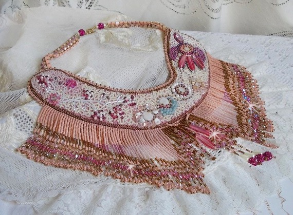 Plastron Rose Eternelle brod&eacute; avec des pierres semi-pr&eacute;cieuse et pleins de perles diverses de qualit&eacute;