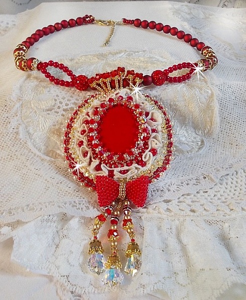 Pendentif Nous Deux Haute Couture brod&eacute; avec cabochon Verre sur dentelle Ivoire, fleurs et toupies Cristal AB orn&eacute;s de rocailles, perles en Verre et R&eacute;sine. Mont&eacute;s avec gouttes et perles Cristal