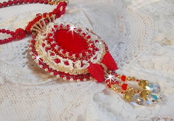 Pendentif Nous Deux Haute Couture brod&eacute; avec cabochon Verre sur dentelle Ivoire, fleurs et toupies Cristal AB orn&eacute;s de rocailles, perles en Verre et R&eacute;sine. Mont&eacute;s avec gouttes et perles Cristal