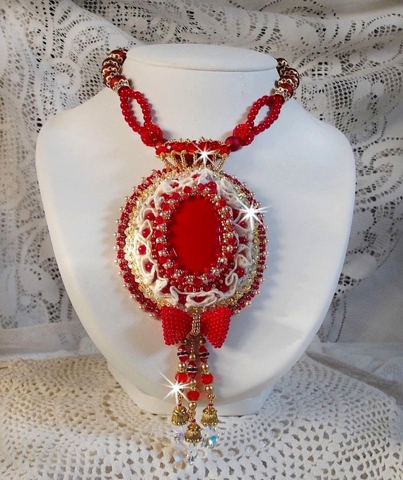 Pendentif Nous Deux Haute Couture brod&eacute; avec cabochon Verre sur dentelle Ivoire, fleurs et toupies Cristal AB orn&eacute;s de rocailles, perles en Verre et R&eacute;sine. Mont&eacute;s avec gouttes et perles Cristal