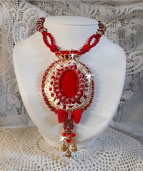 Pendentif Nous Deux Haute Couture brod&eacute; avec cabochon Verre sur dentelle Ivoire, fleurs et toupies Cristal AB orn&eacute;s de rocailles, perles en Verre et R&eacute;sine. Mont&eacute;s avec gouttes et perles Cristal