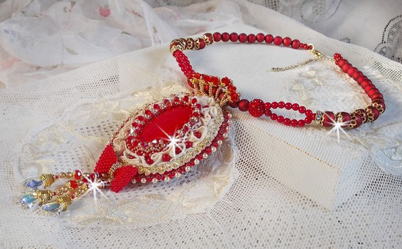 Pendentif Nous Deux Haute Couture brod&eacute; avec cabochon Verre sur dentelle Ivoire, fleurs et toupies Cristal AB orn&eacute;s de rocailles, perles en Verre et R&eacute;sine. Mont&eacute;s avec gouttes et perles Cristal