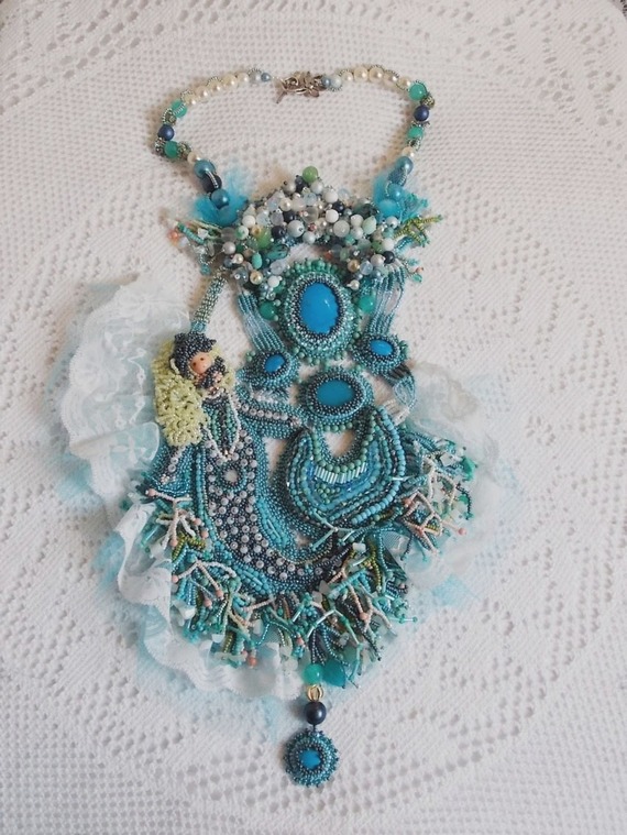Plastron La Petite Sir&egrave;ne Haute Couture brod&eacute; avec des pierres de gemme de diff&eacute;rentes tailles : Le Howlite Turquoise et la pierre de Lune, perles nacr&eacute;es, rocailles, cristaux et dentelle