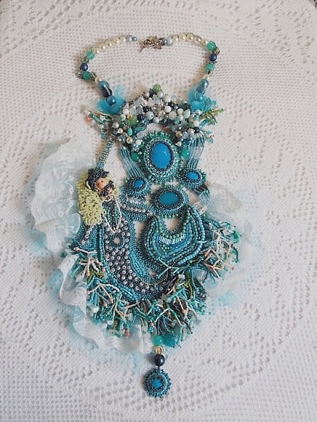 Plastron La Petite Sir&egrave;ne Haute Couture brod&eacute; avec des pierres de gemme de diff&eacute;rentes tailles : Le Howlite Turquoise et la pierre de Lune, perles nacr&eacute;es, rocailles, cristaux et dentelle