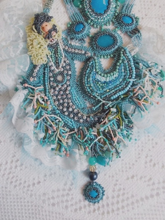 Plastron La Petite Sir&egrave;ne Haute Couture brod&eacute; avec des pierres de gemme de diff&eacute;rentes tailles : Le Howlite Turquoise et la pierre de Lune, perles nacr&eacute;es, rocailles, cristaux et dentelle