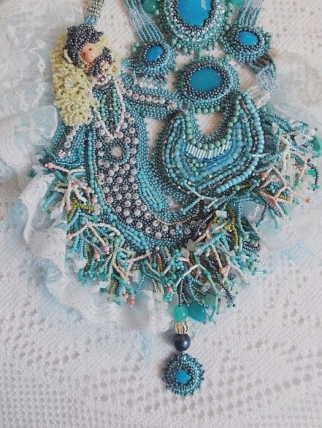 Plastron La Petite Sir&egrave;ne Haute Couture brod&eacute; avec des pierres de gemme de diff&eacute;rentes tailles : Le Howlite Turquoise et la pierre de Lune, perles nacr&eacute;es, rocailles, cristaux et dentelle