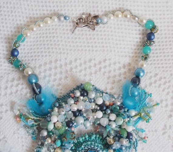 Plastron La Petite Sir&egrave;ne Haute Couture brod&eacute; avec des pierres de gemme de diff&eacute;rentes tailles : Le Howlite Turquoise et la pierre de Lune, perles nacr&eacute;es, rocailles, cristaux et dentelle