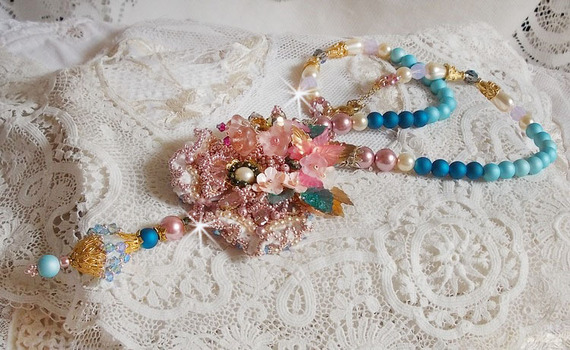 Collier Boh&ecirc;me avec de beaux cristaux de Swarovski, des perles rondes et des rocailles
