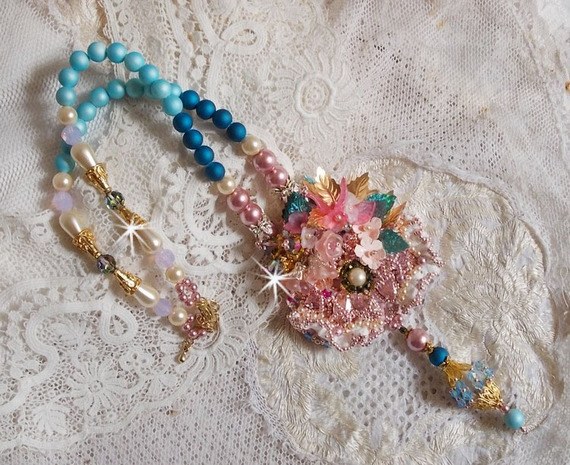 Collier Boh&ecirc;me avec de beaux cristaux de Swarovski, des perles rondes et des rocailles