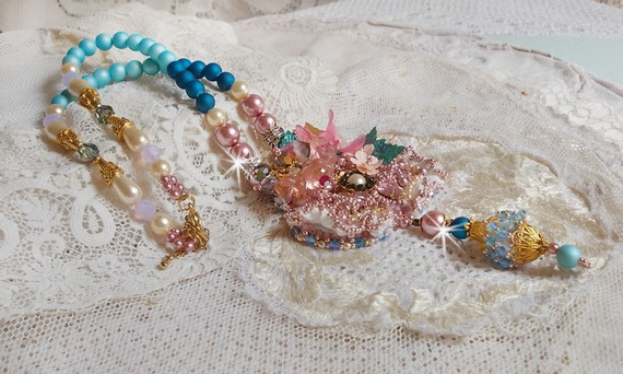 Collier Boh&ecirc;me avec de beaux cristaux de Swarovski, des perles rondes et des rocailles