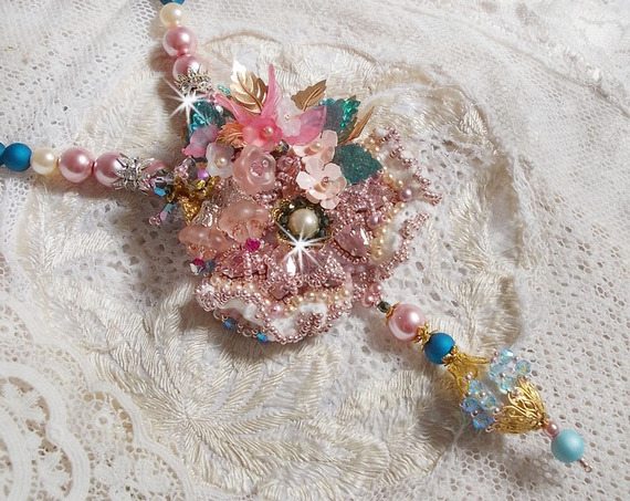 Collier Boh&ecirc;me avec de beaux cristaux de Swarovski, des perles rondes et des rocailles