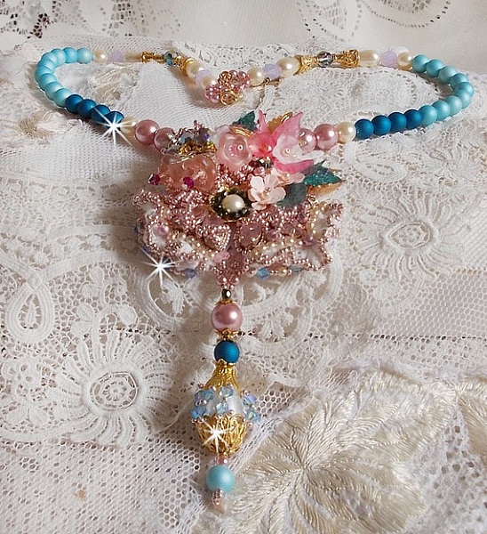 Collier Boh&ecirc;me avec de beaux cristaux de Swarovski, des perles rondes et des rocailles
