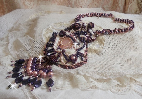 Plastron Grace brod&eacute; avec cabochon Quart Rose &agrave; laquelle s'ajoute perles rondes nacr&eacute;es, goutte, toupies, rondelles facett&eacute;es, fermoir et cha&icirc;nette Argent 925 pour un style Art Nouveau