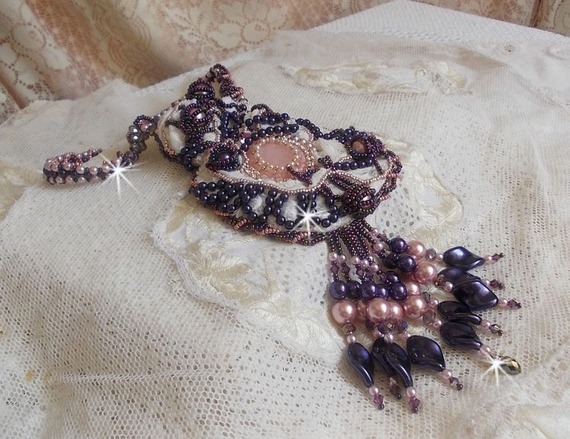 Plastron Grace brod&eacute; avec cabochon Quart Rose &agrave; laquelle s'ajoute perles rondes nacr&eacute;es, goutte, toupies, rondelles facett&eacute;es, fermoir et cha&icirc;nette Argent 925 pour un style Art Nouveau
