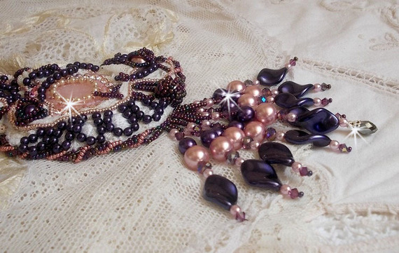 Plastron Grace brod&eacute; avec cabochon Quart Rose &agrave; laquelle s'ajoute perles rondes nacr&eacute;es, goutte, toupies, rondelles facett&eacute;es, fermoir et cha&icirc;nette Argent 925 pour un style Art Nouveau