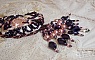 Plastron Grace brod&eacute; avec cabochon Quart Rose &agrave; laquelle s'ajoute perles rondes nacr&eacute;es, goutte, toupies, rondelles facett&eacute;es, fermoir et cha&icirc;nette Argent 925 pour un style Art Nouveau