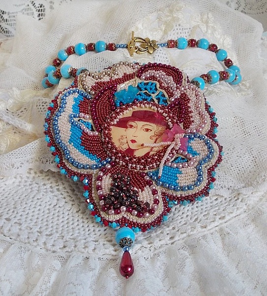 Collier artisanal brodé avec cabochon vintage et perles colorées.