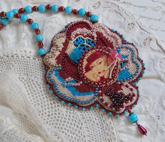 Collier brodé baroque avec cabochon vintage et perles colorées.