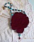 Dos d'un collier brodé en suédine bordeaux et perles.