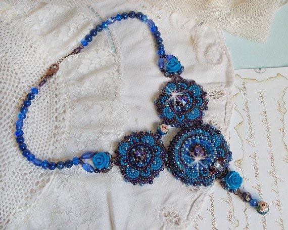 Plastron Roses Bleues Royales avec des cristaux de Swarovski et des rocailles